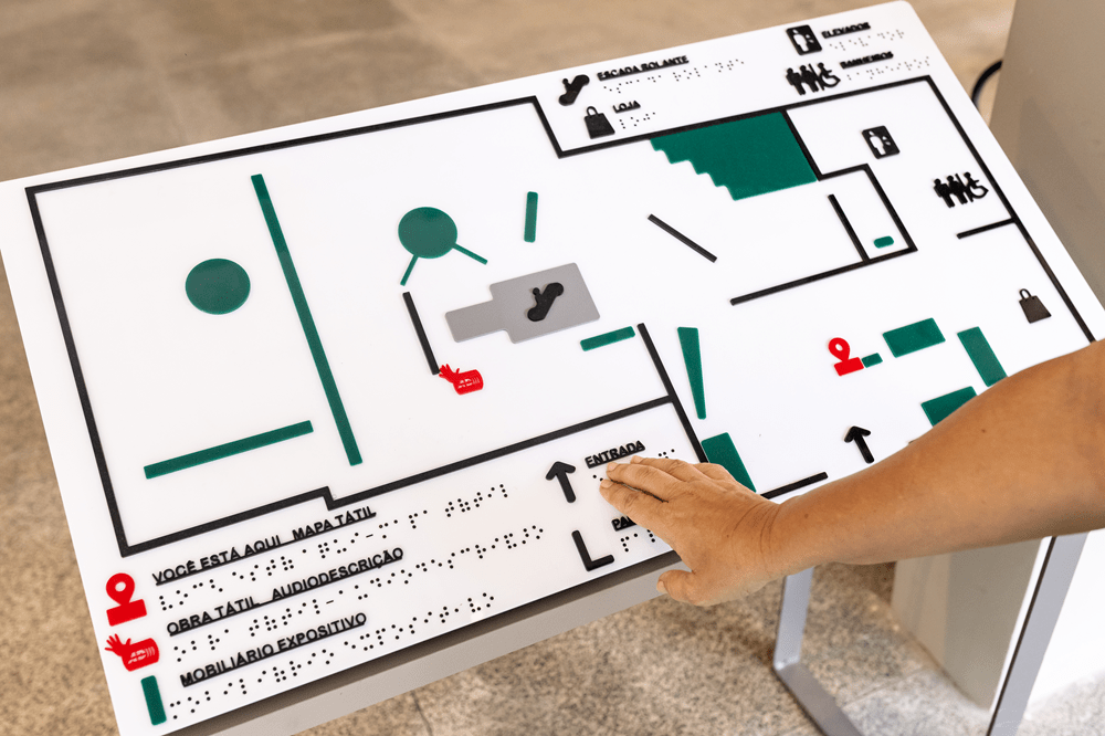 Acessibilidade na Bienal das Amazônias, com baille e obras téteis (Foto: Ana Dias)